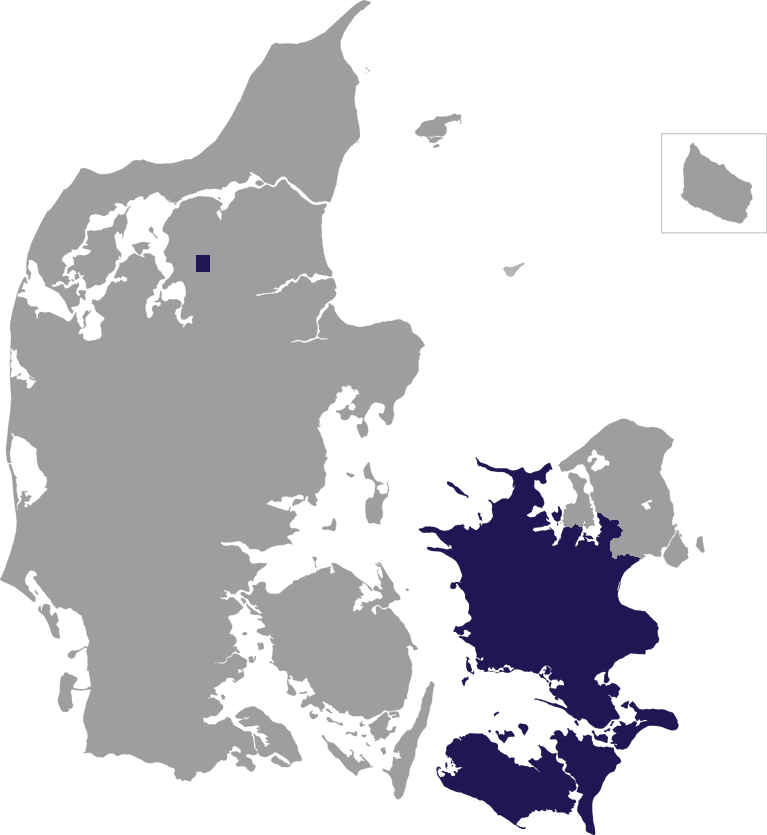 Landkaart Denemarken grijs met eiland Seeland donkerblauw op transparante achtergrond - 600 * 733 pixels